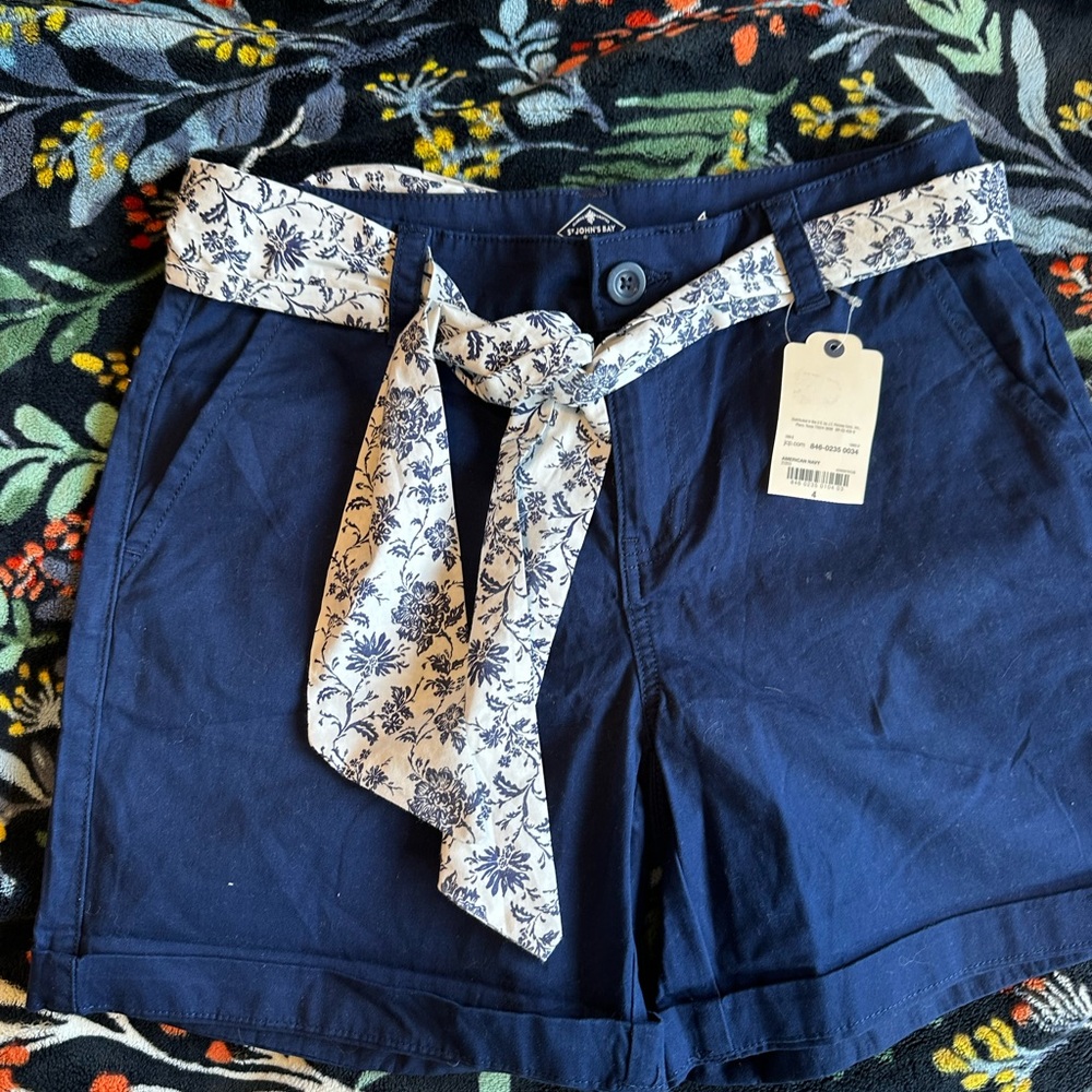 ✨ NWT St. John’s Bay Navy Shorts w/ Floral Scarf Belt Size 4